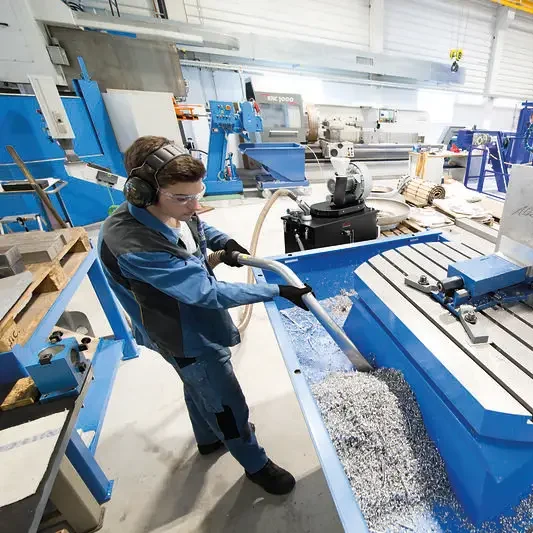 Spänesauger beim Saugen von Metallspänen in der Metallverarbeitung